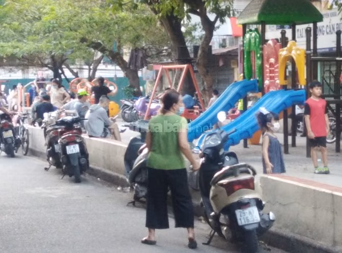 Cho thuê nhà tập thể tầng4 mặt phố 8/3 gần nhiều trượng ĐH lớn