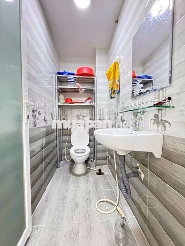 CHO THUÊ NHÀ MỚI 4PN, 3WC 3 TẦNG ĐỂ LẠI NỘI THẤT XỊN ĐẦY ĐỦ 4x10
