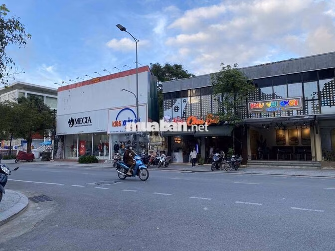 Cho Thuê MB Vip Hùng vương Tp Huế 240m2 sử dụng - mặt tiền 12m
