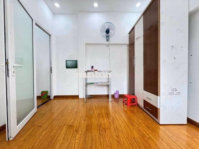 CHO THUÊ NHÀ MỚI 4PN, 3WC 3 TẦNG ĐỂ LẠI NỘI THẤT XỊN ĐẦY ĐỦ 4x10