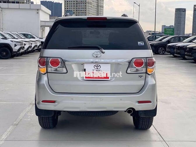 Toyota Fortuner 2.7V AT 2014 Bạc Tự động