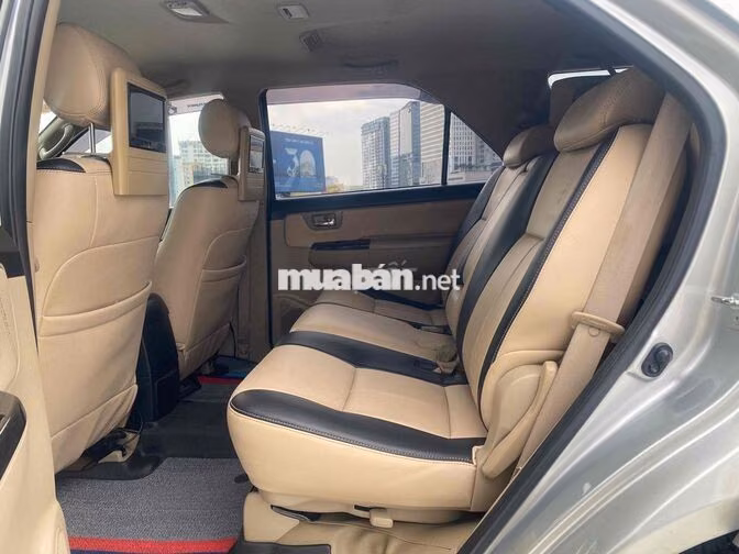 Toyota Fortuner 2.7V AT 2014 Bạc Tự động