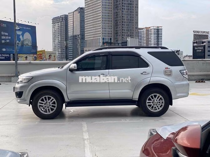 Toyota Fortuner 2.7V AT 2014 Bạc Tự động
