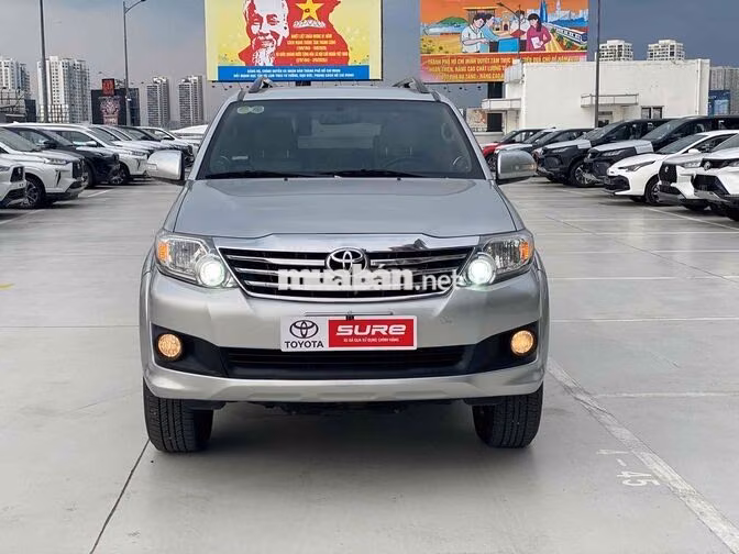 Toyota Fortuner 2.7V AT 2014 Bạc Tự động