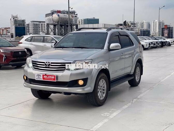 Toyota Fortuner 2.7V AT 2014 Bạc Tự động
