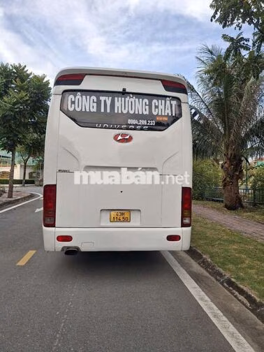 Thaco Universe 2015 Trắng 47 chỗ