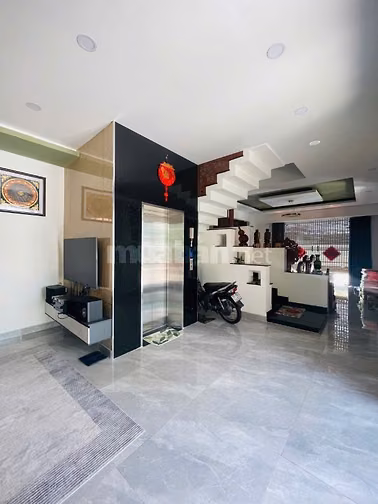 Có thang máy ,Căn góc 2 mặt tiền đường nội bộ Khu Tên Lửa