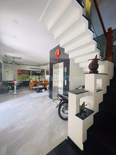 Có thang máy ,Căn góc 2 mặt tiền đường nội bộ Khu Tên Lửa