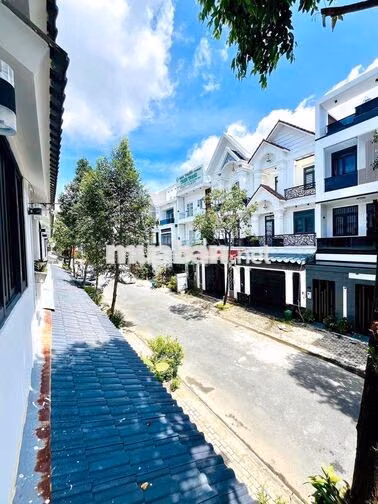 CHO THUÊ NHÀ TRỆT 2 LẦU MỚI ĐẸP CÓ NỘI THẤT KHU DÂN CƯ NAM LONG