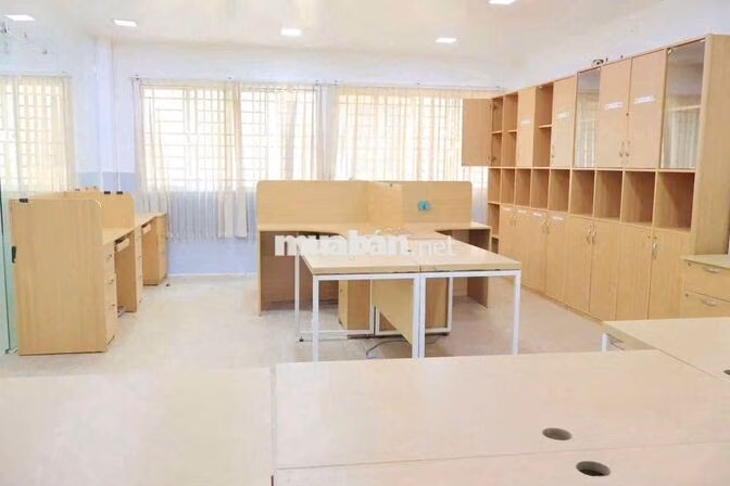 TÒA NHÀ VĂN PHÒNG - CÓ SẴN BÀN GHẾ , MÁY LẠNH -THANG MÁY - BÃI XE