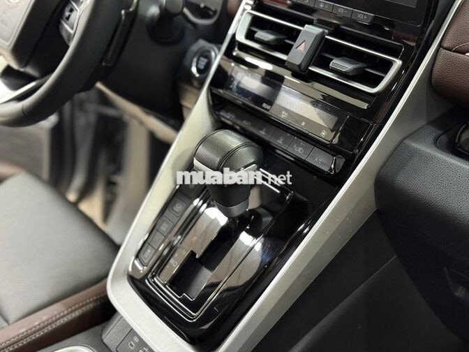 Toyota Innova Cross 2.0V Giá tốt gọi trực tiếp em