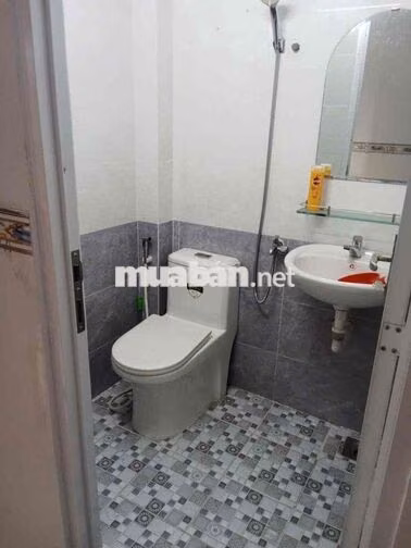 Nhà căn góc , hẻm xe tài Le Van Quoi
