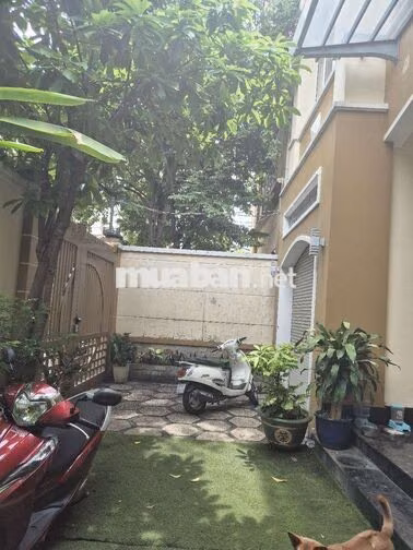 Biệt Thự 200m2 1 trệt 2 lầu có hầm xe hơi và sân vườn