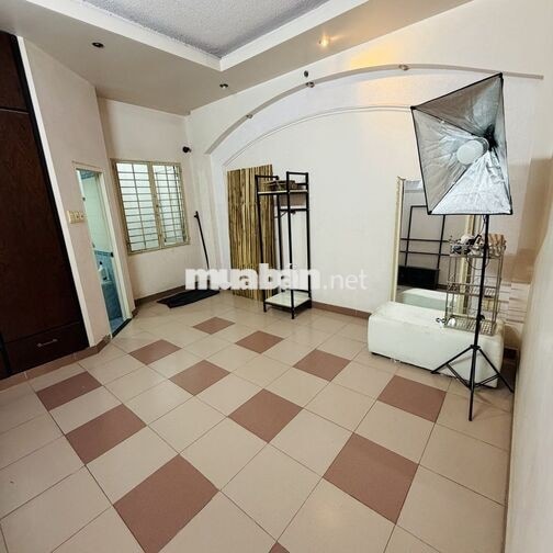 Dư ở cho 2 nữ thuê phòng lối đi chung 