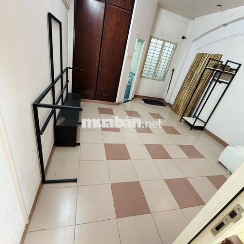 Dư ở cho 2 nữ thuê phòng lối đi chung 