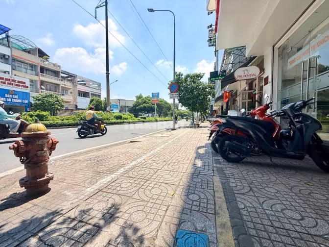 BÁN NHÀ GÓC 3 MẶT TIỀN LẠC LONG QUÂN 5TẦNG 6,5X15 NGAY ĐẦM SEN 23,5 TỶ