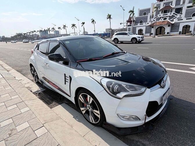 Hyundai Veloster Trắng, Đen 4 chỗ Xe thể thao