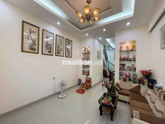Cho thuê nhà 2 tầng đẹp, đường 49, 45 m2, an ninh, gần chợ Hiệp Bình,