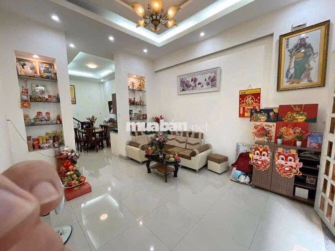 Cho thuê nhà 2 tầng đẹp, đường 49, 45 m2, an ninh, gần chợ Hiệp Bình,