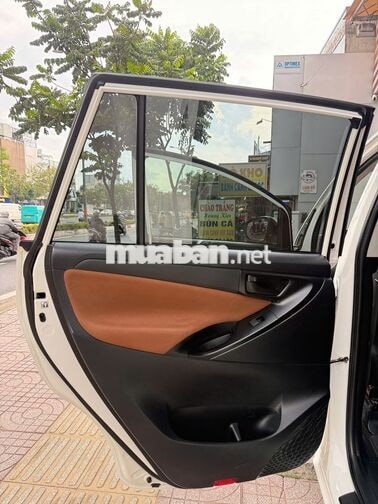Toyota Innova 2.0E Số sàn Trắng