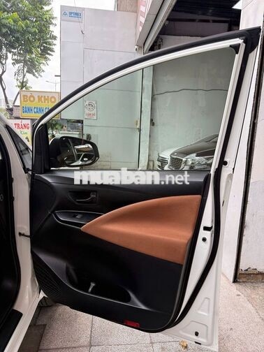 Toyota Innova 2.0E Số sàn Trắng