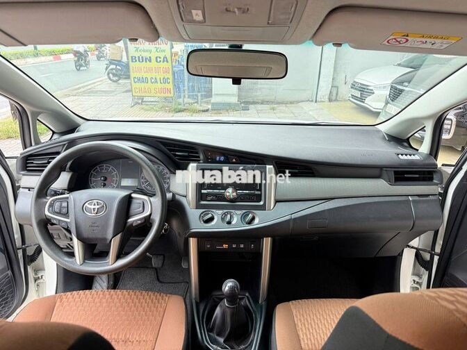 Toyota Innova 2.0E Số sàn Trắng