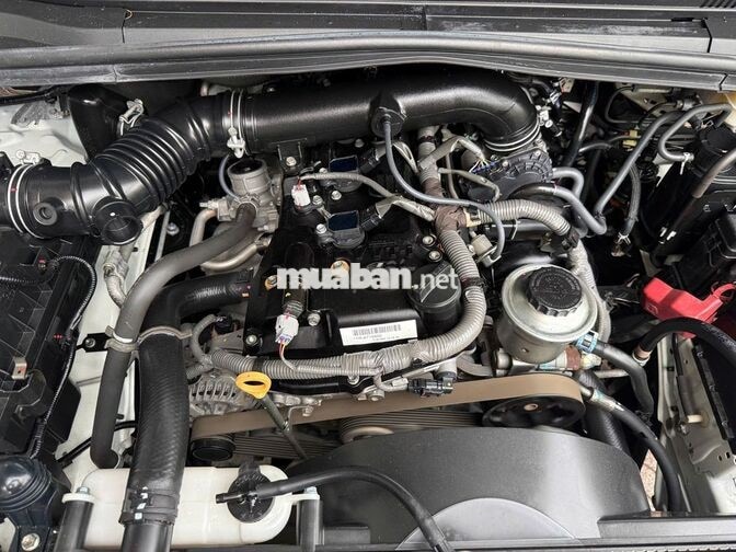 Toyota Innova 2.0E Số sàn Trắng