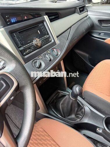 Toyota Innova 2.0E Số sàn Trắng