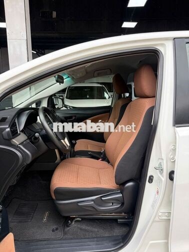 Toyota Innova 2.0E Số sàn Trắng