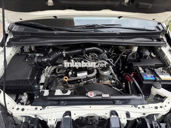 Toyota Innova 2.0E Số sàn Trắng
