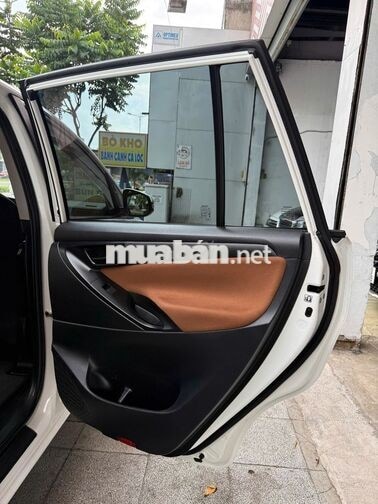 Toyota Innova 2.0E Số sàn Trắng