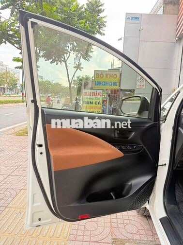 Toyota Innova 2.0E Số sàn Trắng