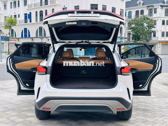 Lexus RX350 Premium 2025 trắng odo 9.700 km