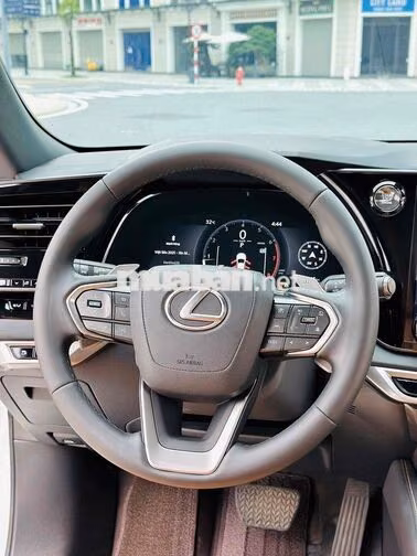 Lexus RX350 Premium 2025 trắng odo 9.700 km