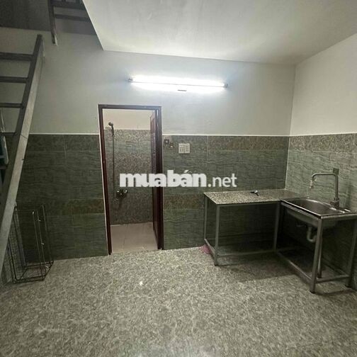 Cho thuê nhà trọ diện tích ngang 4m dài 4m5 có gác đổ bê tông.