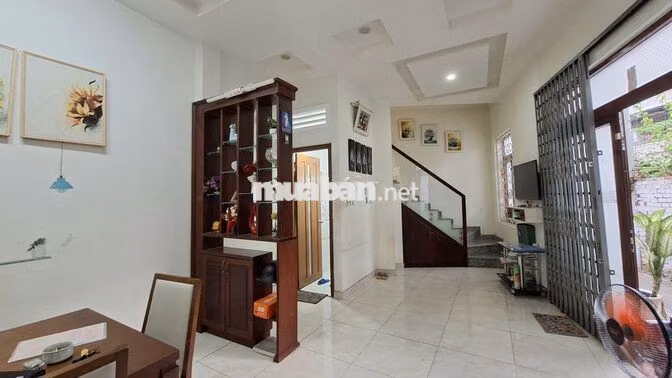 HƠN 5 TỶ, NHÀ KHU VIP BÌNH THỌ NGÃ TƯ THỦ ĐỨC, CÓ 3 TẦNG, BÃI XE Ô TÔ