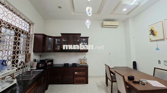 HƠN 5 TỶ, NHÀ KHU VIP BÌNH THỌ NGÃ TƯ THỦ ĐỨC, CÓ 3 TẦNG, BÃI XE Ô TÔ