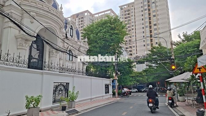 HƠN 5 TỶ, NHÀ KHU VIP BÌNH THỌ NGÃ TƯ THỦ ĐỨC, CÓ 3 TẦNG, BÃI XE Ô TÔ