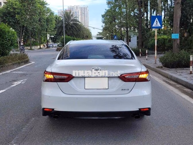 Toyota Camry 2.5Q 2019 Trắng ngọc trai