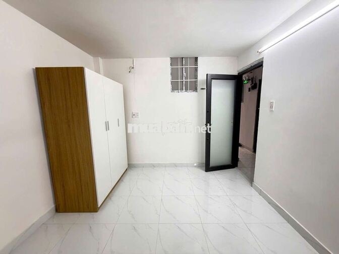 phòng máy lạnh, nội thất cơ bản ngay cạnh Aone Tân Phú