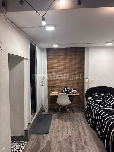 Nhà cách đường 10 m phố nguyễn thái học