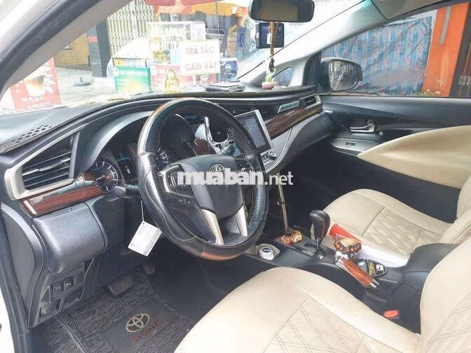 Toyota Innova Venturer Trắng 8 chỗ Tự động