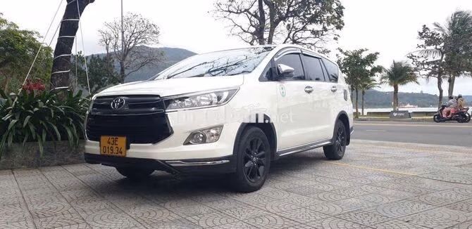 Toyota Innova Venturer Trắng 8 chỗ Tự động