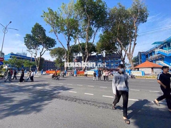 Mặt bằng kinh doanh ngay cổng Trường Đại học Thủ Dầu Một 5x30m,3 tầng