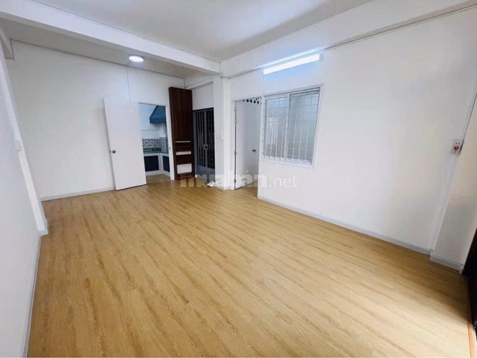 Chung cư 590 Cách Mạng Tháng 8, Quận 3 có 2PN, nhà trống giá 10 Tr/th