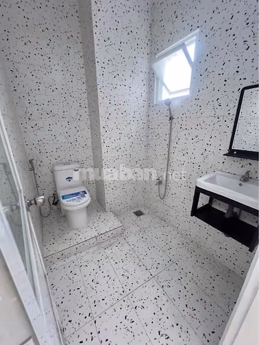 Chung cư 590 Cách Mạng Tháng 8, Quận 3 có 2PN, nhà trống giá 10 Tr/th