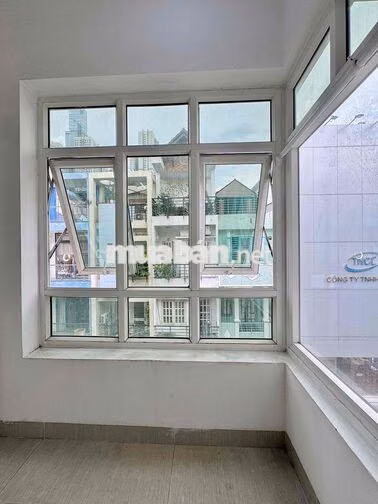 Cho thuê căn hộ balcony view Landmark đi bộ ra Metro Văn Thánh