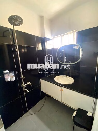 Nguyên căn MT 239 Lê Quang Định, BT. Dt: 6x35m, Kc: Trệt lửng 4 lầu