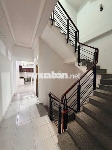 Nhà 3 lầu 4PN đường Lê Chân chỉ 11 triệu