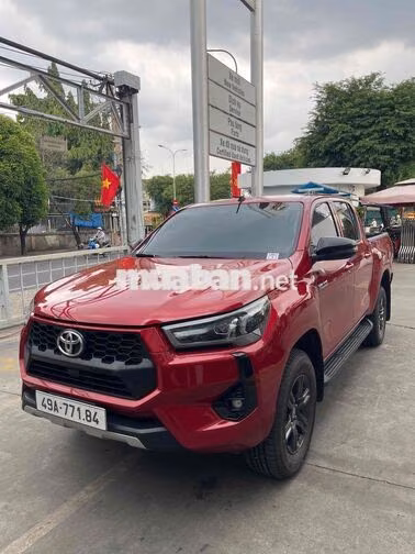 Toyota Hilux 2025 2.4AT 4X2 Đỏ 17.000 km